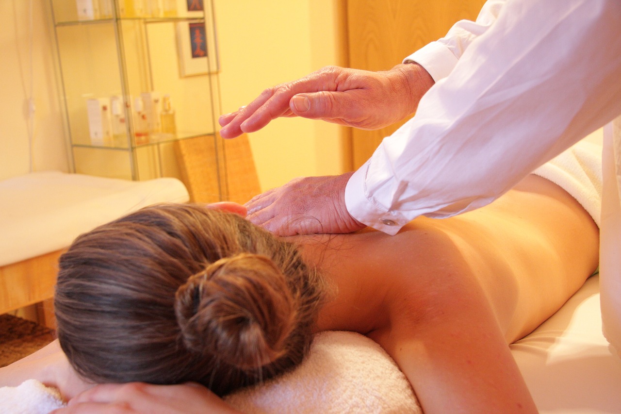 entdecken sie die vorteile von babymassage für die bindung und das wohlbefinden ihres neugeborenen. lernen sie verschiedene techniken und anwendungstipps, um die entspannung und das wachstum ihres babys zu fördern.
