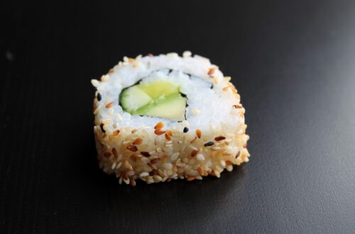 lernen sie die kunst des sushi-rollens: schritt-f&uuml;r-schritt-anleitung und tipps f&uuml;r perfekte selbstgemachte sushi-rollen.